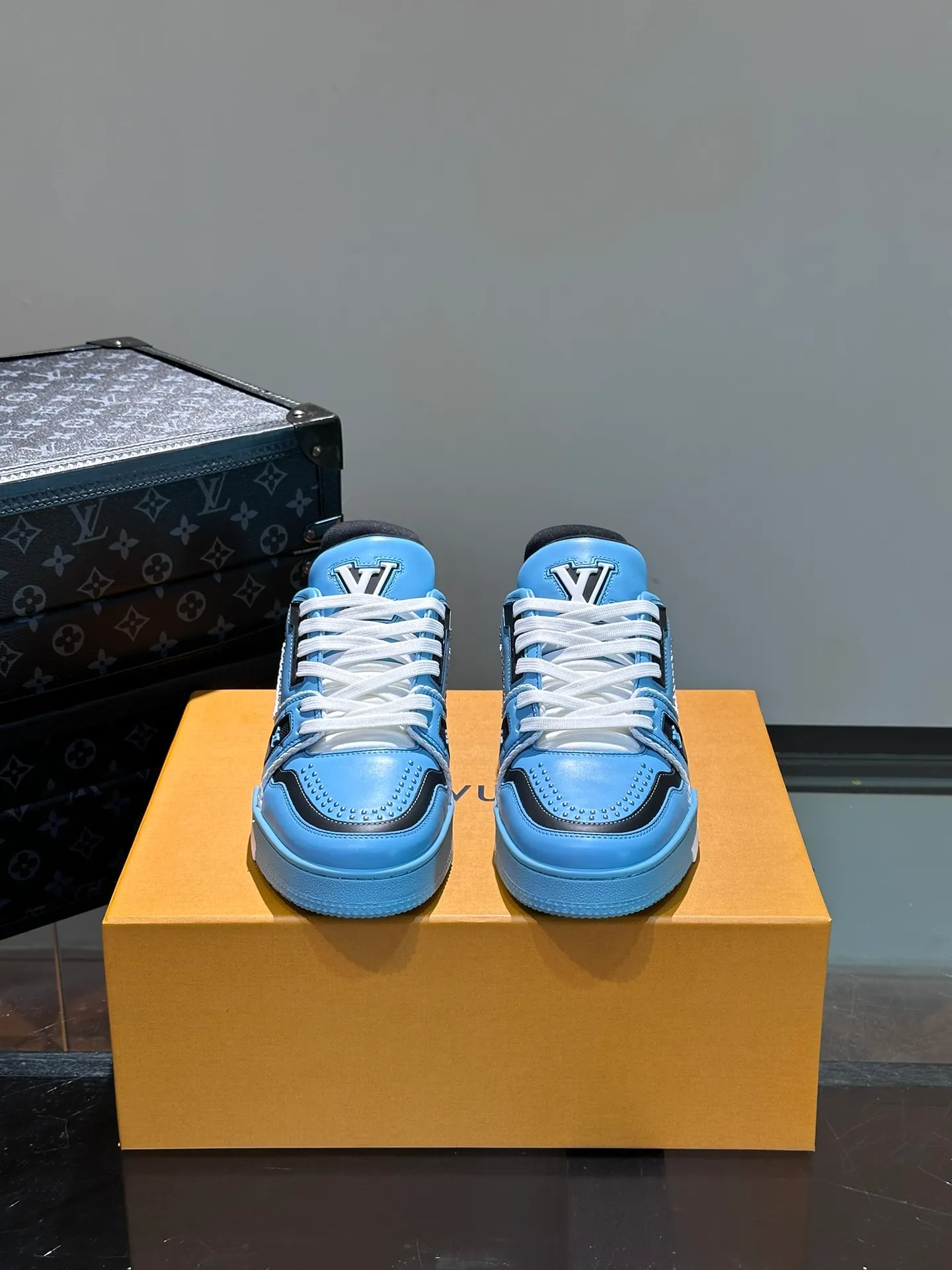 LV P840 men's sneakers, new colors, this LV Trainer sneaker is made of grained calf leather in colorful tones, with rivet decoration on the upper and handwritten Louis Vuitton logo on the side, which contrasts with the western-style Vuitton logo on the rear. The original construction was designed by Virgil Abloh and is inspired by vintage basketball shoes. Continuing the complex upper, the rubber-injected rubber outsole continues the iconic elements, with LV letters on the tongue and sides, Vuitton logo on the rear, Monogram flowers on the outsole, handwritten Louis Vuitton logo on the side, and standard insoles to continue the comfort experience. Comes complete with original box packaging! Size: 38-46